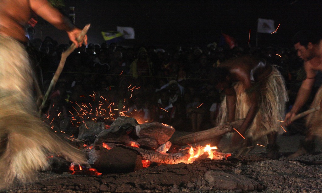 fijian-preparing-the-coals