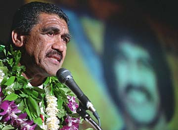 20000208 SPT - With tears streaming down his face former Canadian Football league player and local prep star Junior Ah You thanks his family, coaches and God for his induction into the Hawaii Sports Hall of Fame on Tuesday night. SB photo by George F. Lee