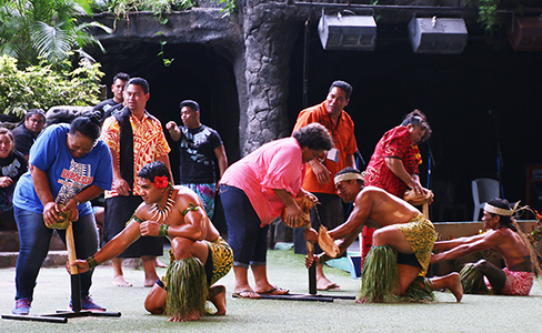 19audience_coconut_husking