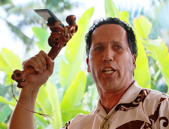 photo of Kim Makekau presenting Maori toki 