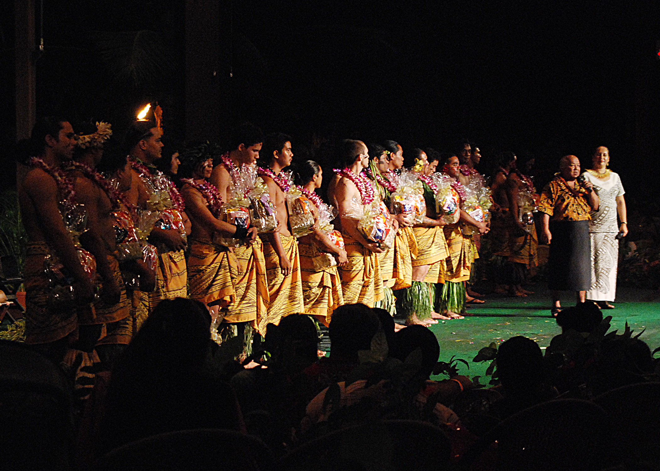 Delsa Moe and Pulefano Galea’I present gifts to the 2009 competitors