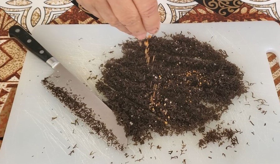 Adding inamona to the prepared seaweed