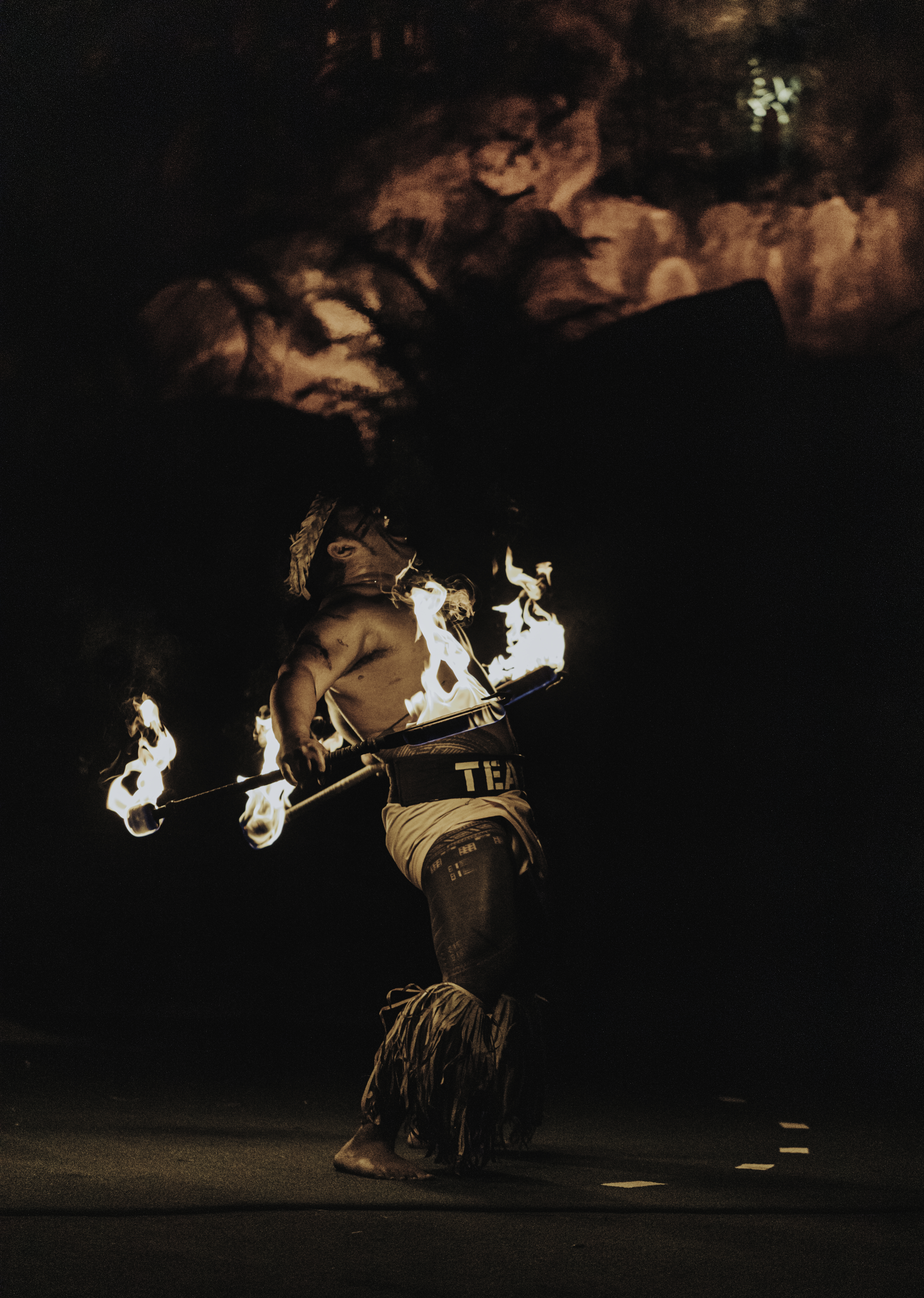 Mikaele Oloa performing Fireknife dance