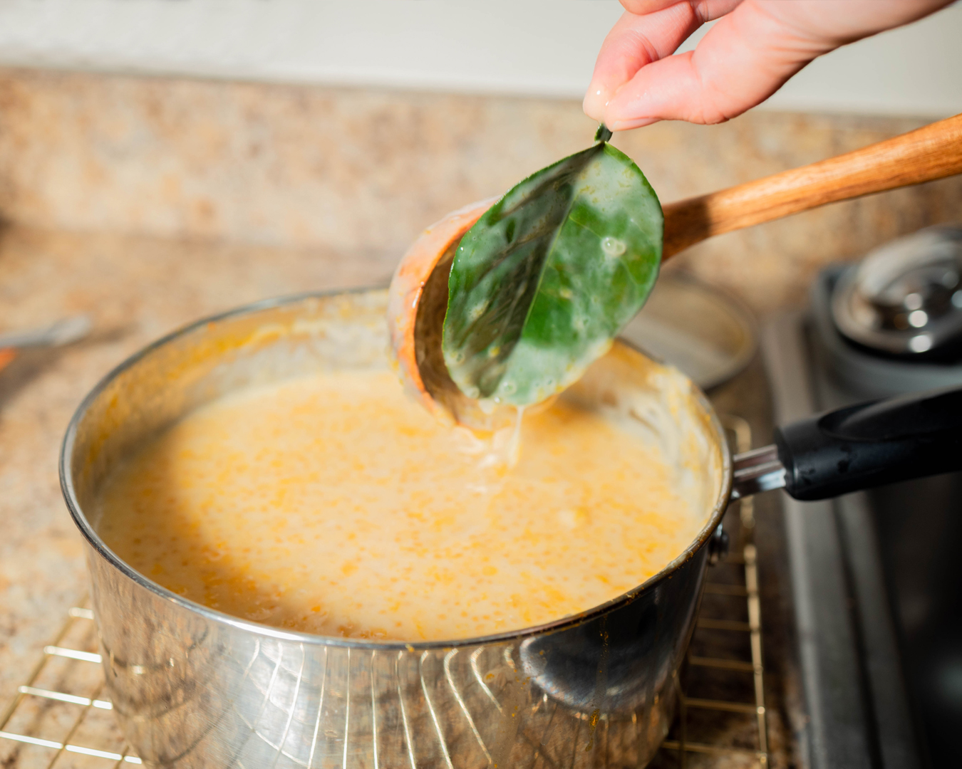 5 lemon leaves are added to the supoesi for 5 minutes and then removed all when the time is up