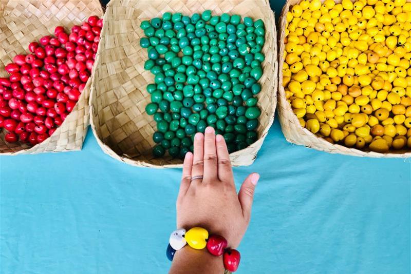 photo of hand wearing kukui nut bracelet